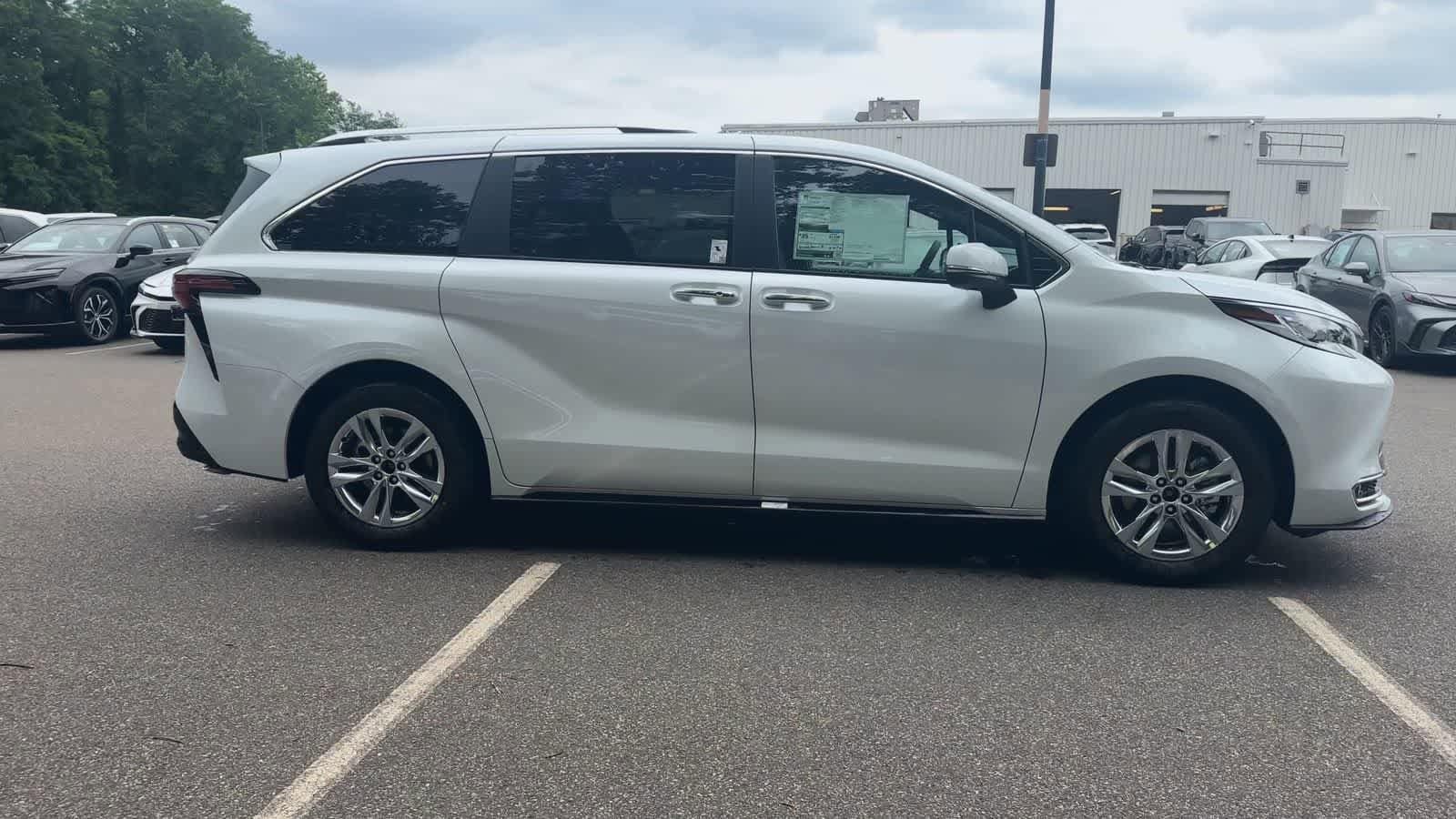 Thumbnail: 2026 Toyota Sienna - 9