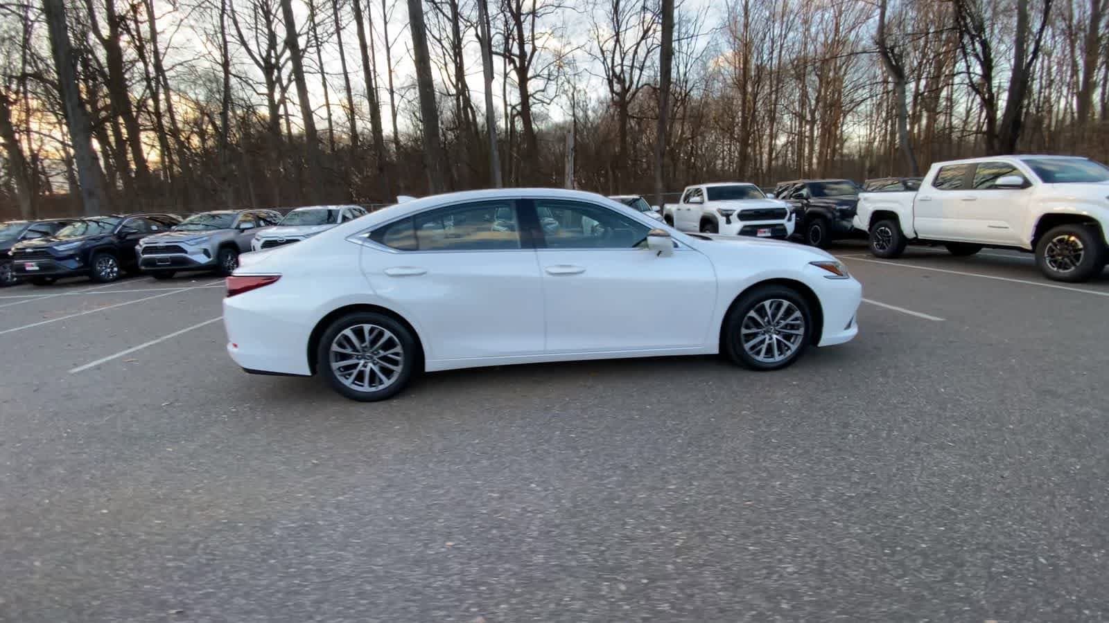 Thumbnail: 2022 Lexus ES - 15