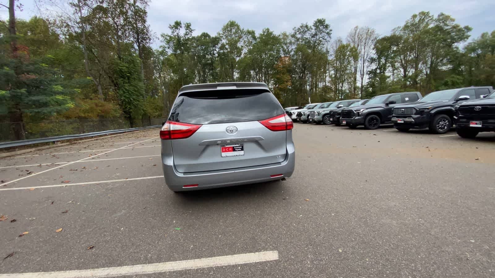 Thumbnail: 2015 Toyota Sienna - 8