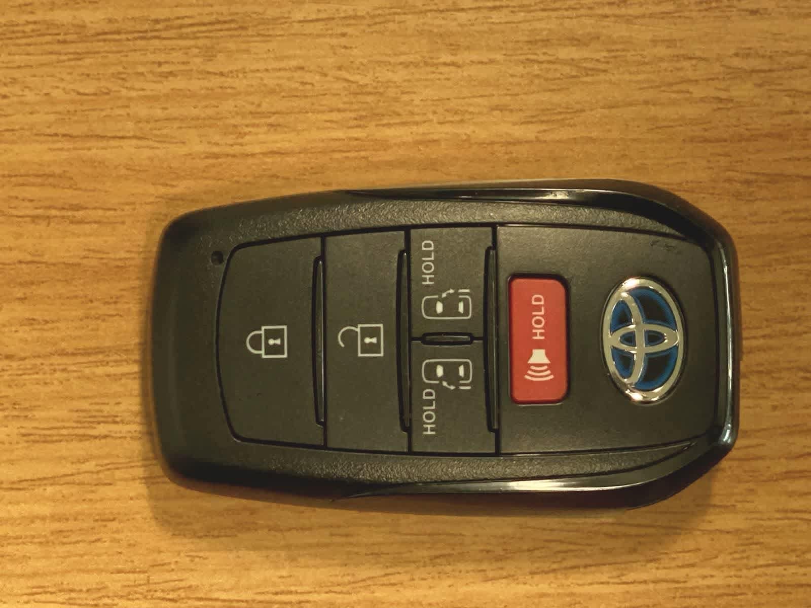 2023 Toyota Sienna LE 32