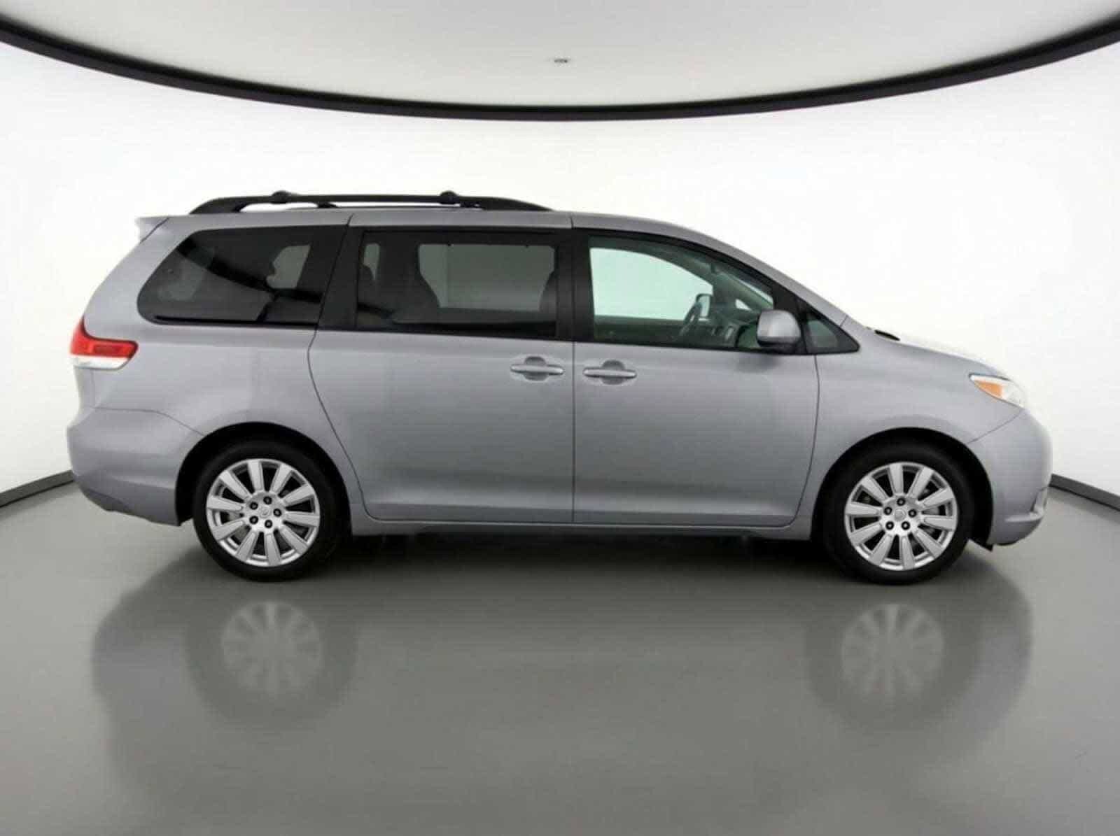Thumbnail: 2013 Toyota Sienna - 3