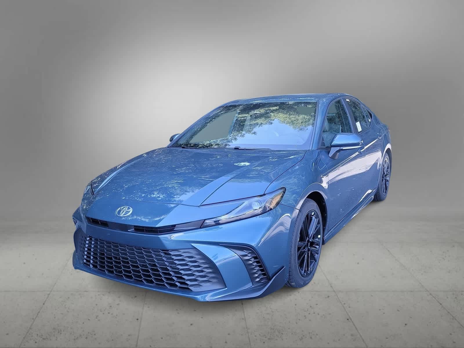 2025 Toyota Camry SE's photo