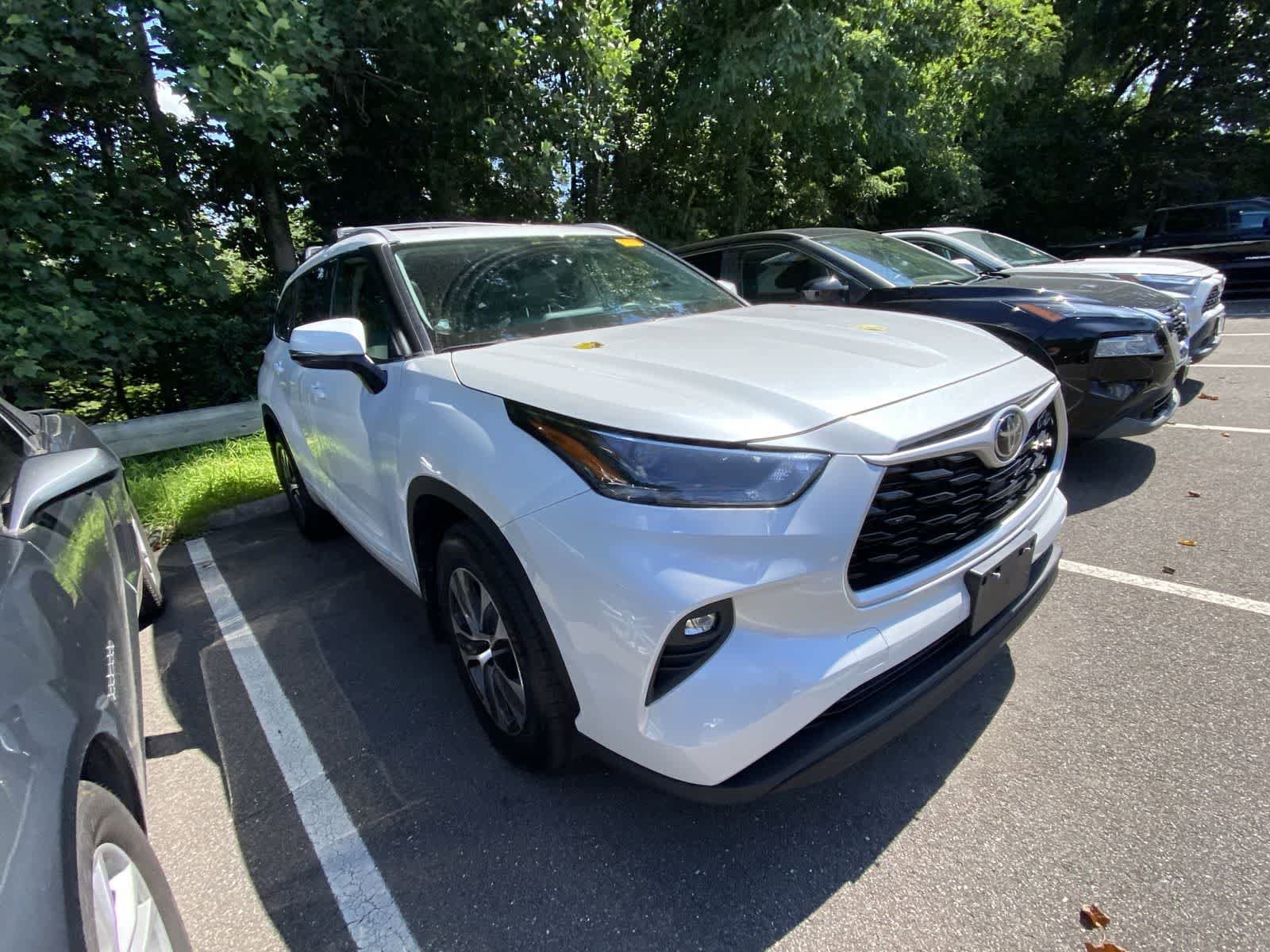 Thumbnail: 2022 Toyota Highlander - 3