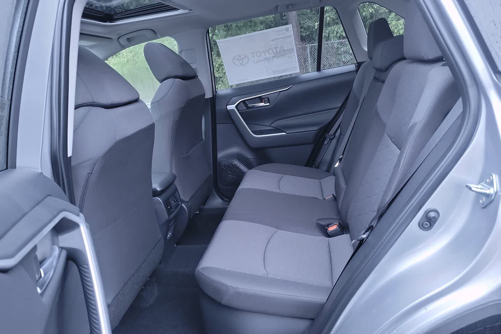 2025 Toyota RAV4 XLE 28