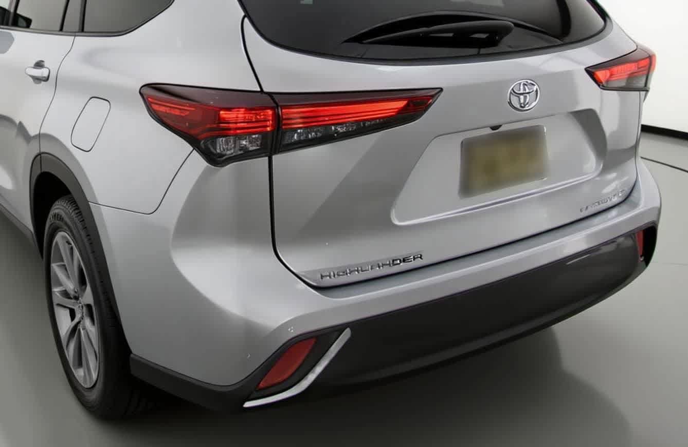 Thumbnail: 2022 Toyota Highlander - 7