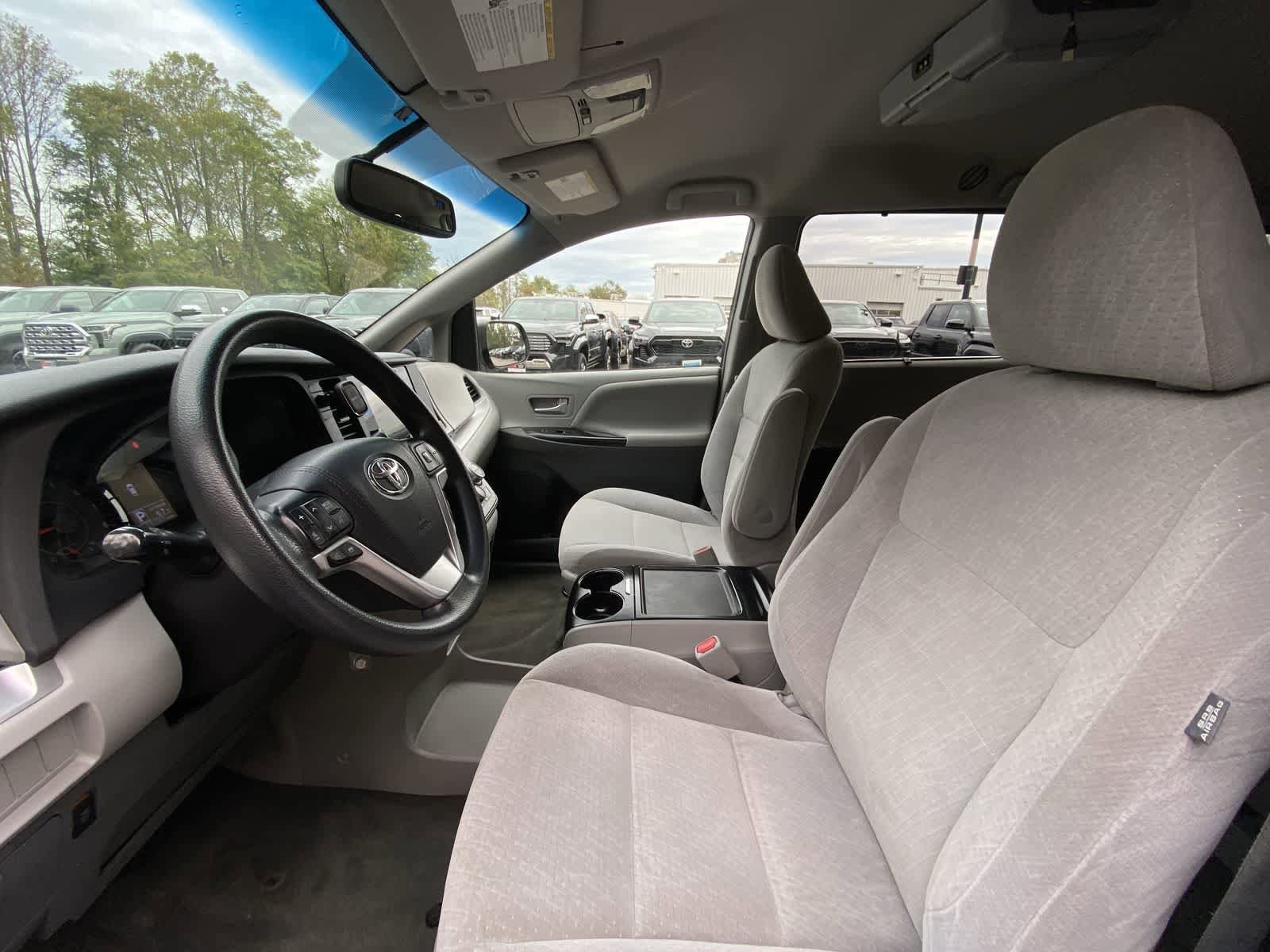 Thumbnail: 2015 Toyota Sienna - 17