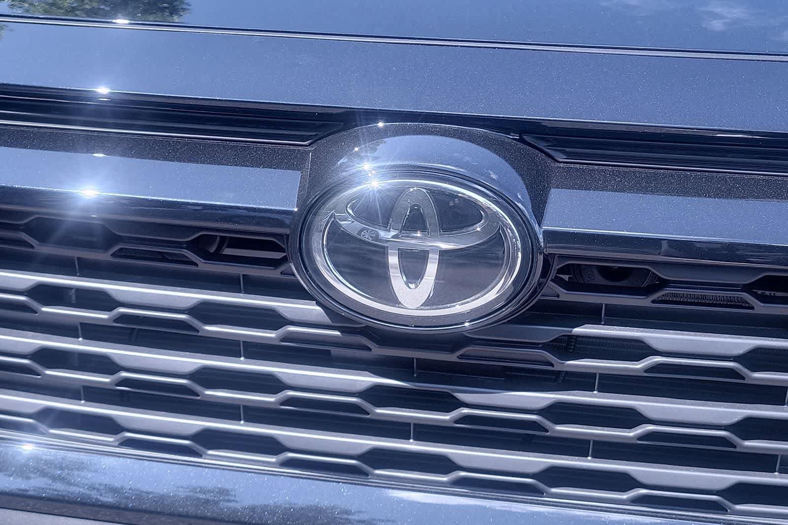 2025 Toyota RAV4 XLE 10