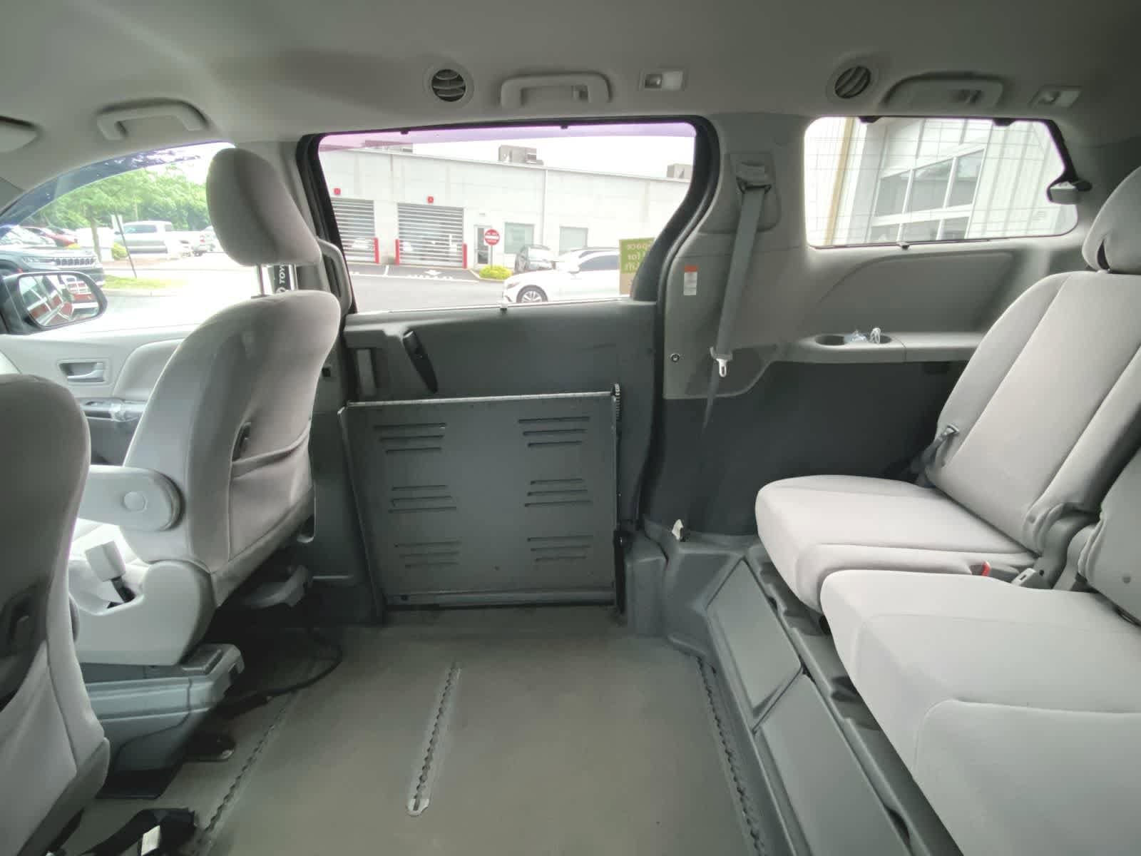 Thumbnail: 2016 Toyota Sienna - 11
