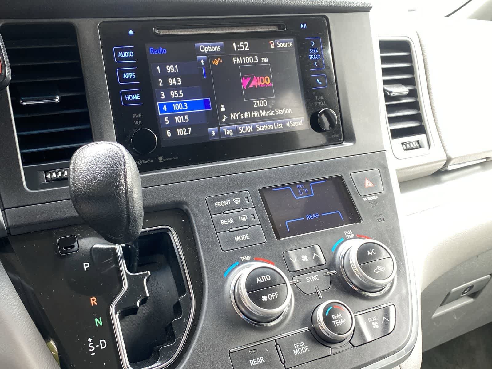 Thumbnail: 2015 Toyota Sienna - 27