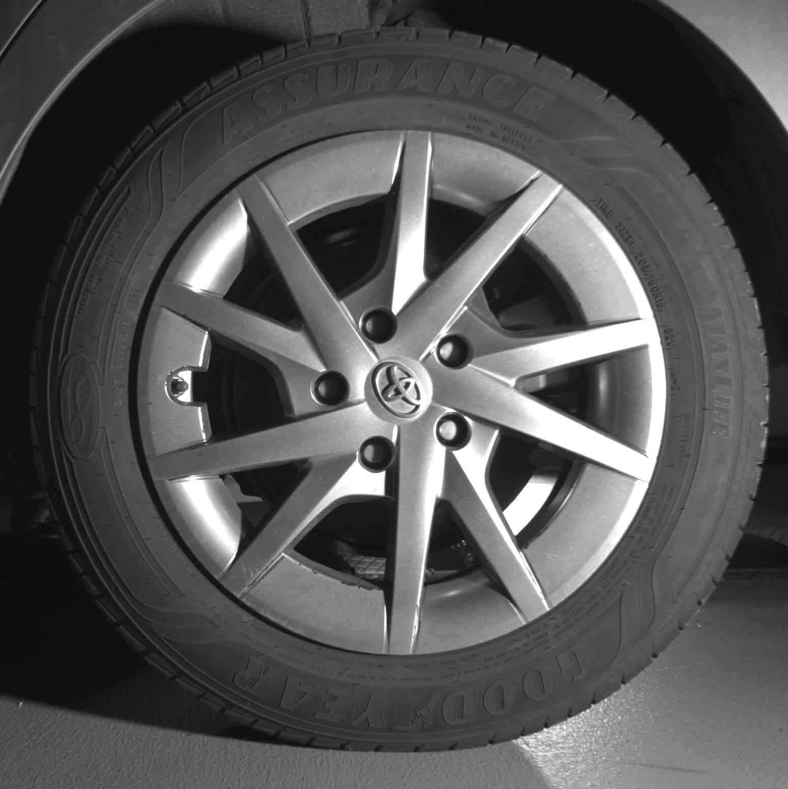 Thumbnail: 2015 Toyota Prius v - 11