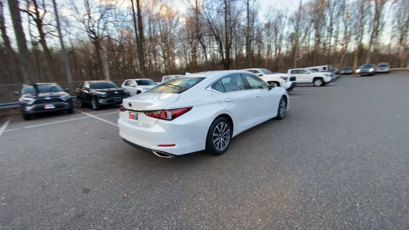 Thumbnail: 2022 Lexus ES - 14