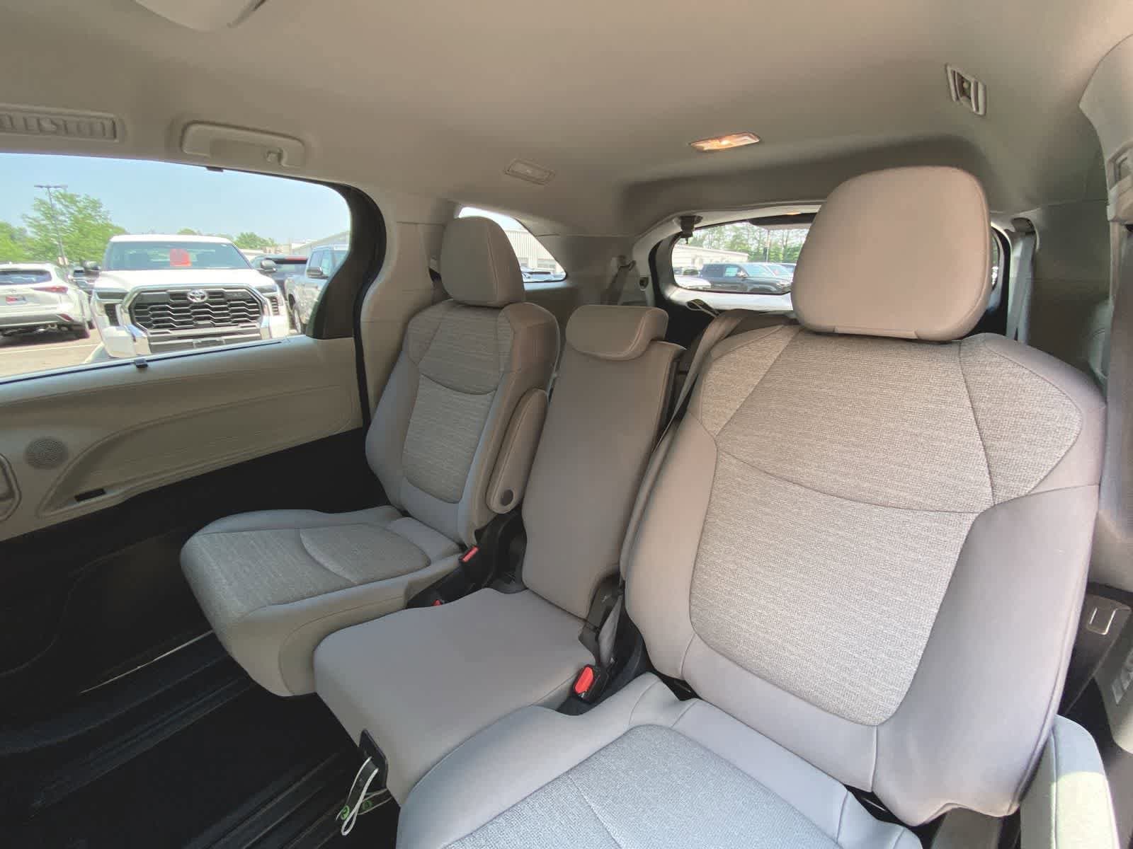 2023 Toyota Sienna LE 22