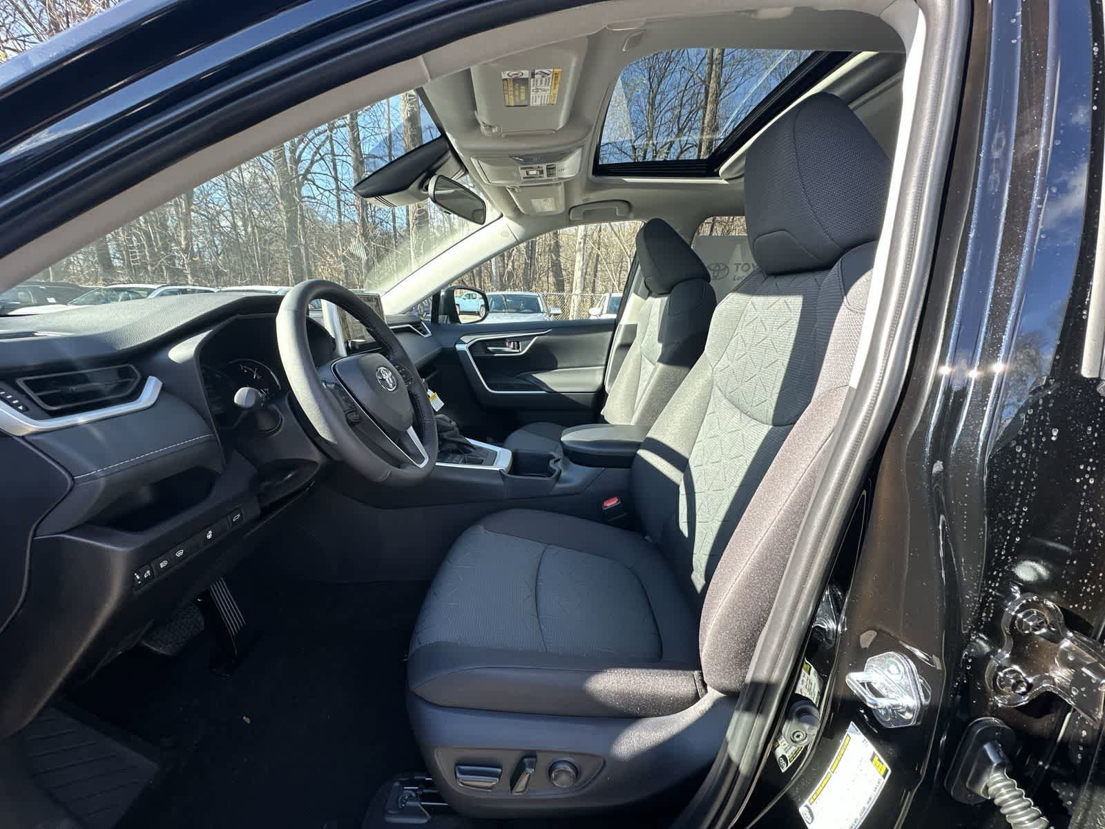 Thumbnail: 2025 Toyota RAV4 - 32