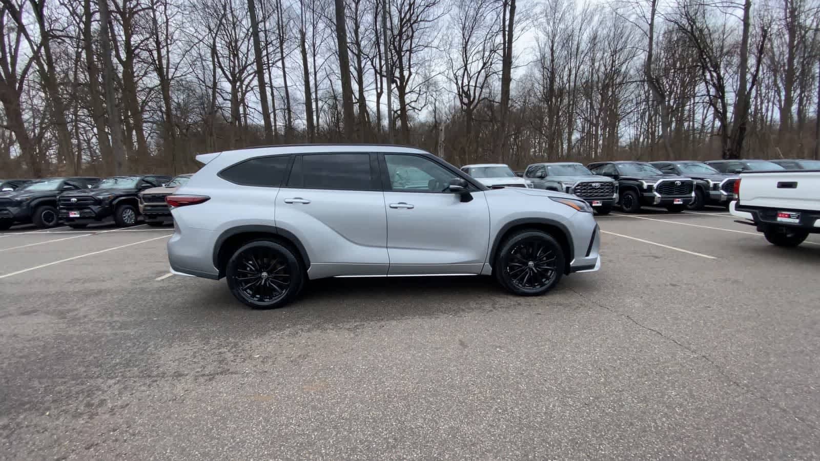 Thumbnail: 2025 Toyota Highlander - 9