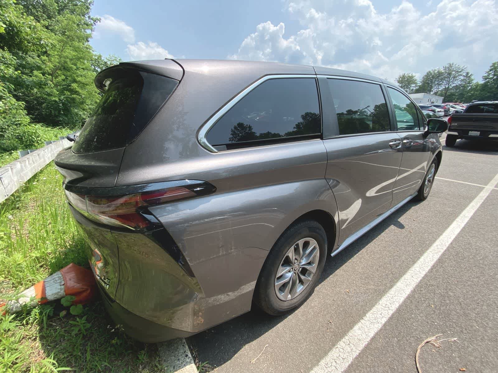 2023 Toyota Sienna LE 8