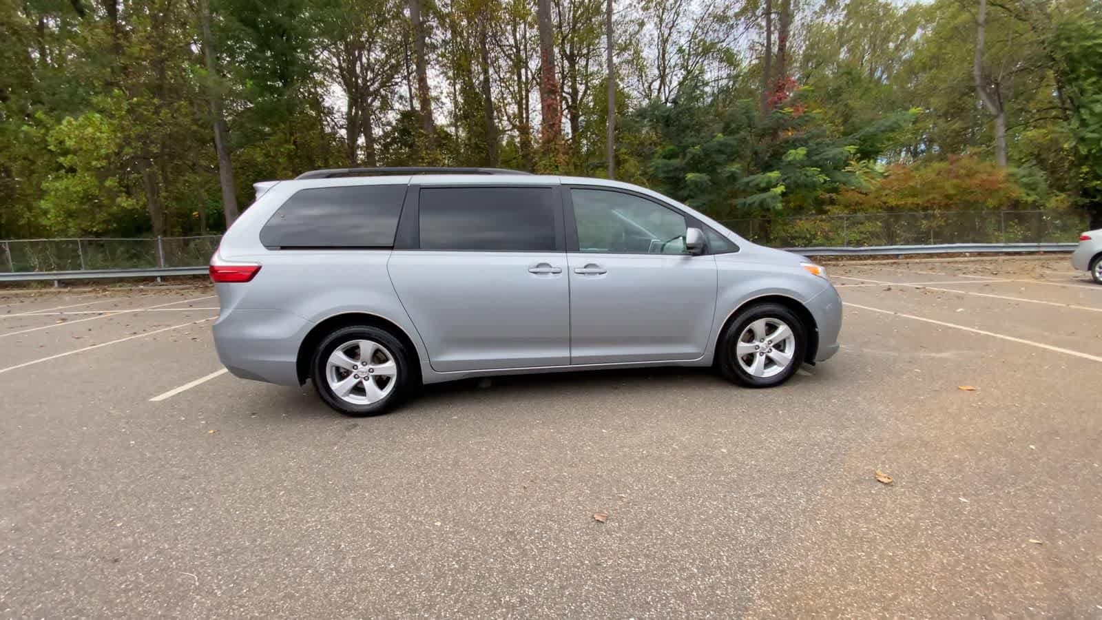 Thumbnail: 2015 Toyota Sienna - 10
