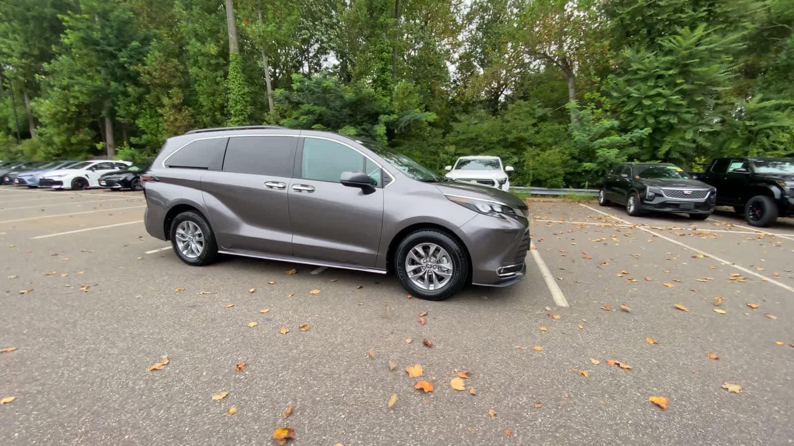 Thumbnail: 2024 Toyota Sienna - 3