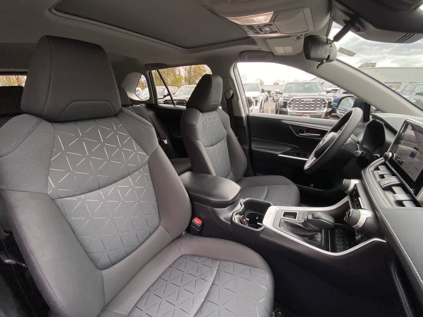 Thumbnail: 2025 Toyota RAV4 - 28