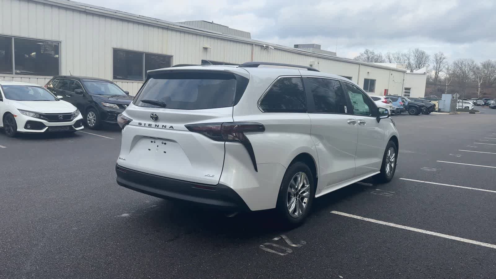 Thumbnail: 2026 Toyota Sienna - 8