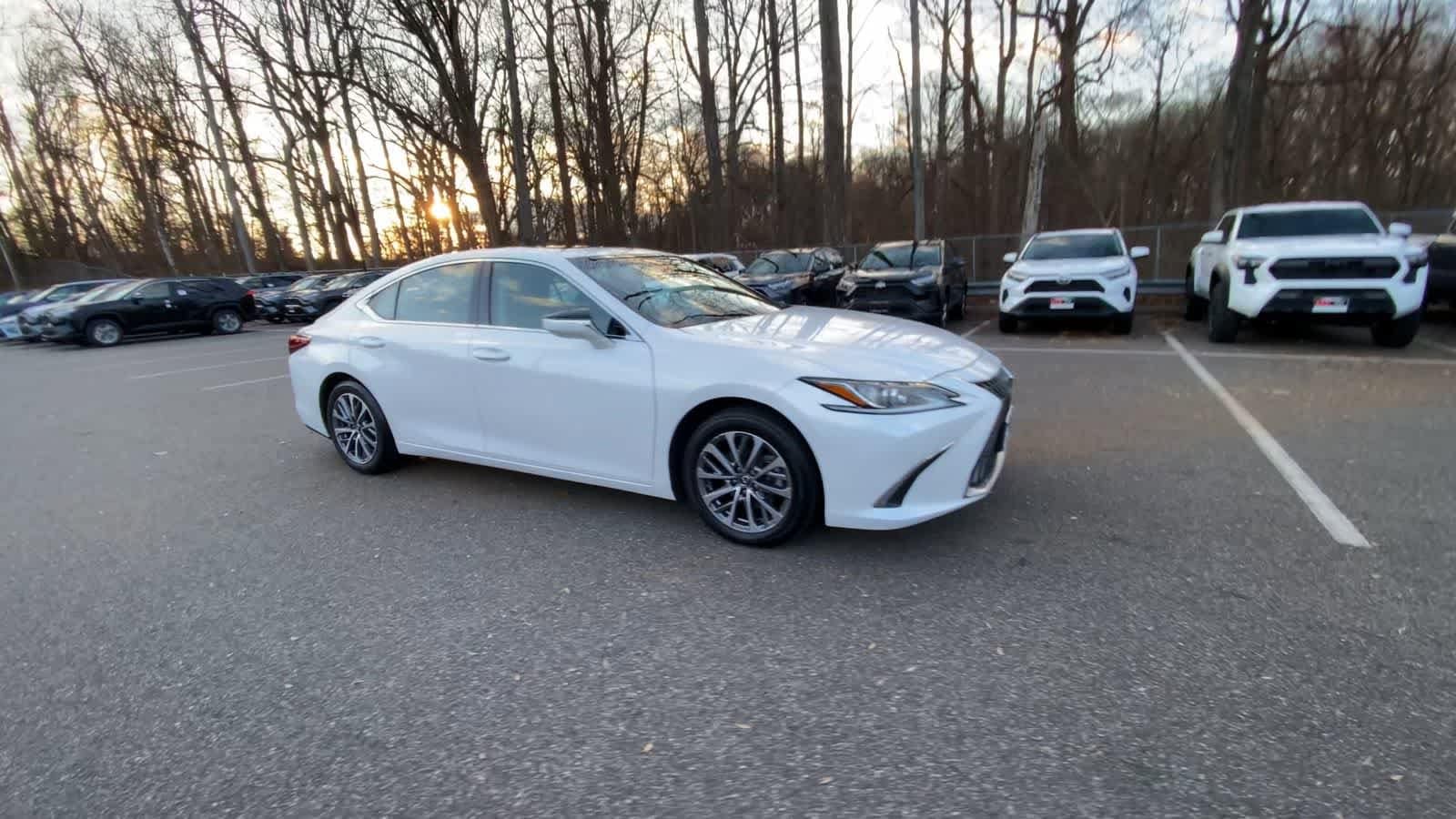 Thumbnail: 2022 Lexus ES - 8