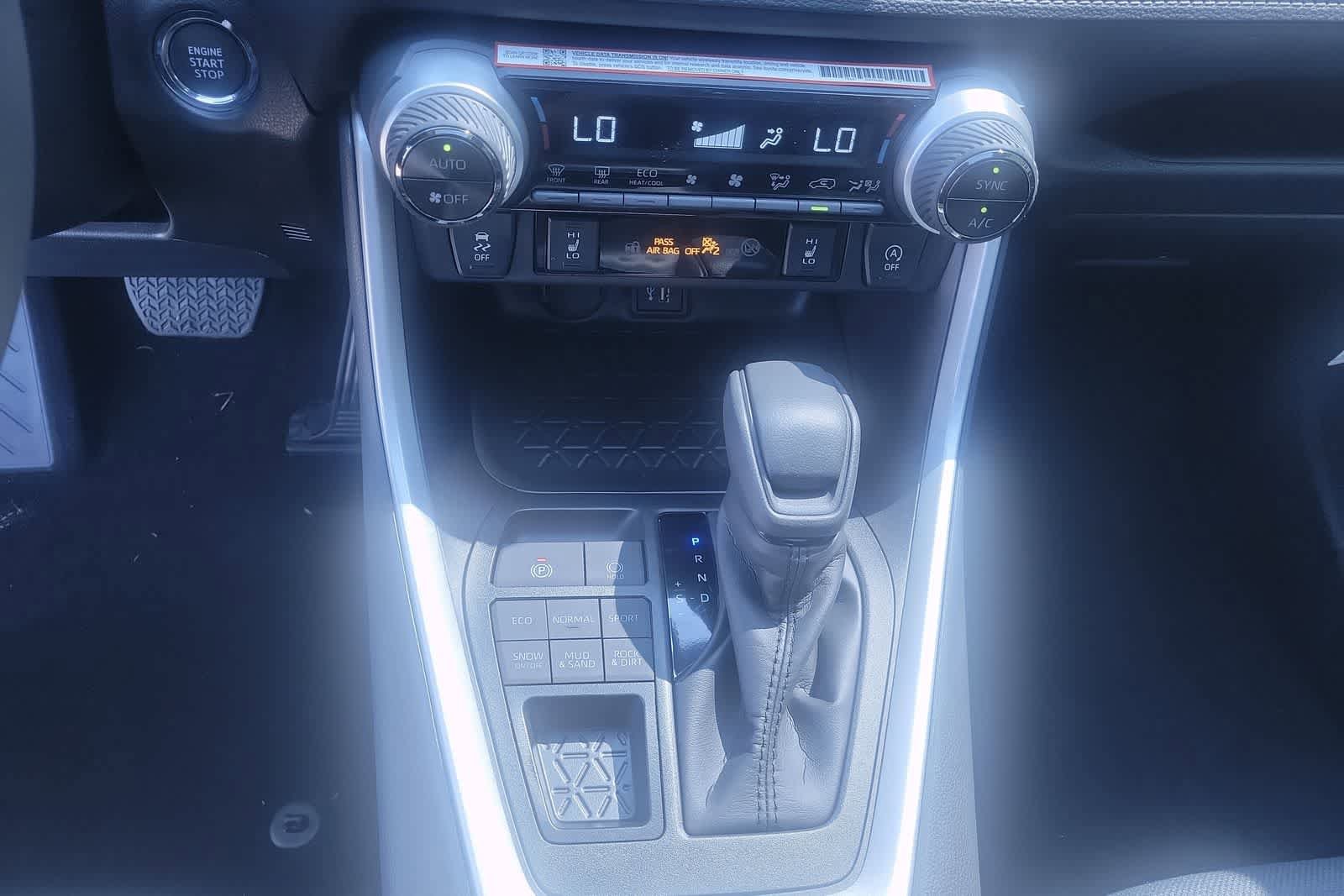 2025 Toyota RAV4 XLE 28