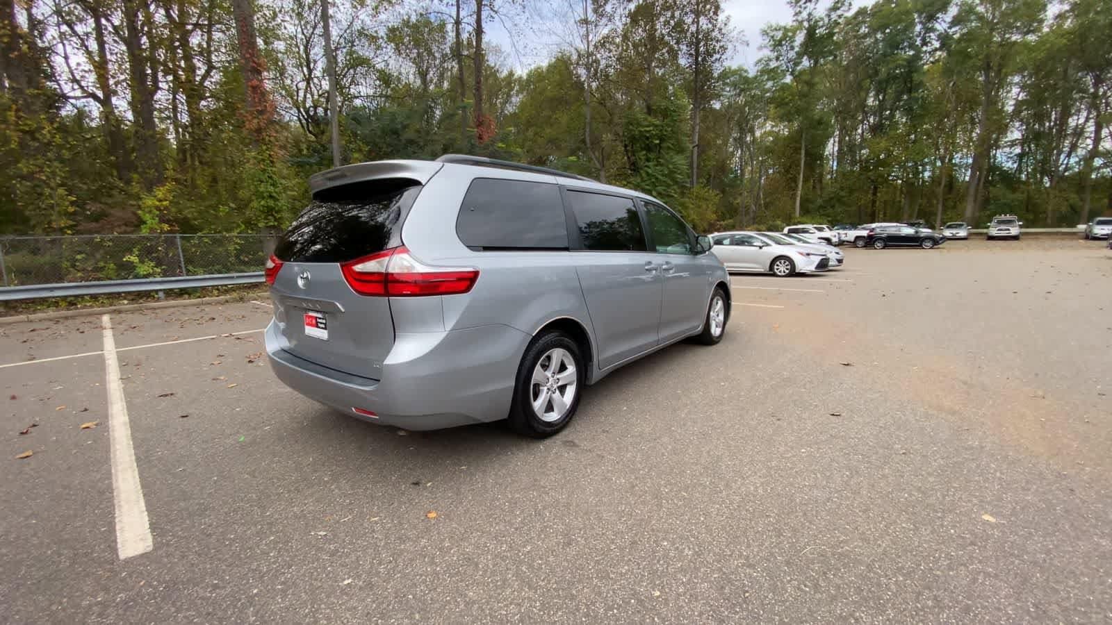 Thumbnail: 2015 Toyota Sienna - 9