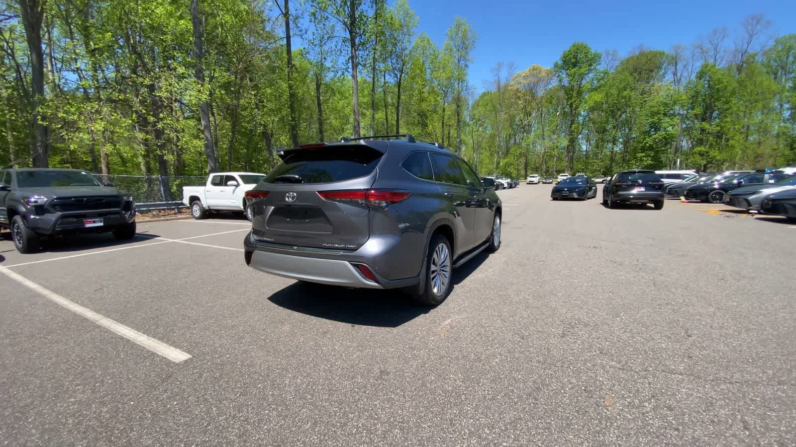 Thumbnail: 2023 Toyota Highlander - 9