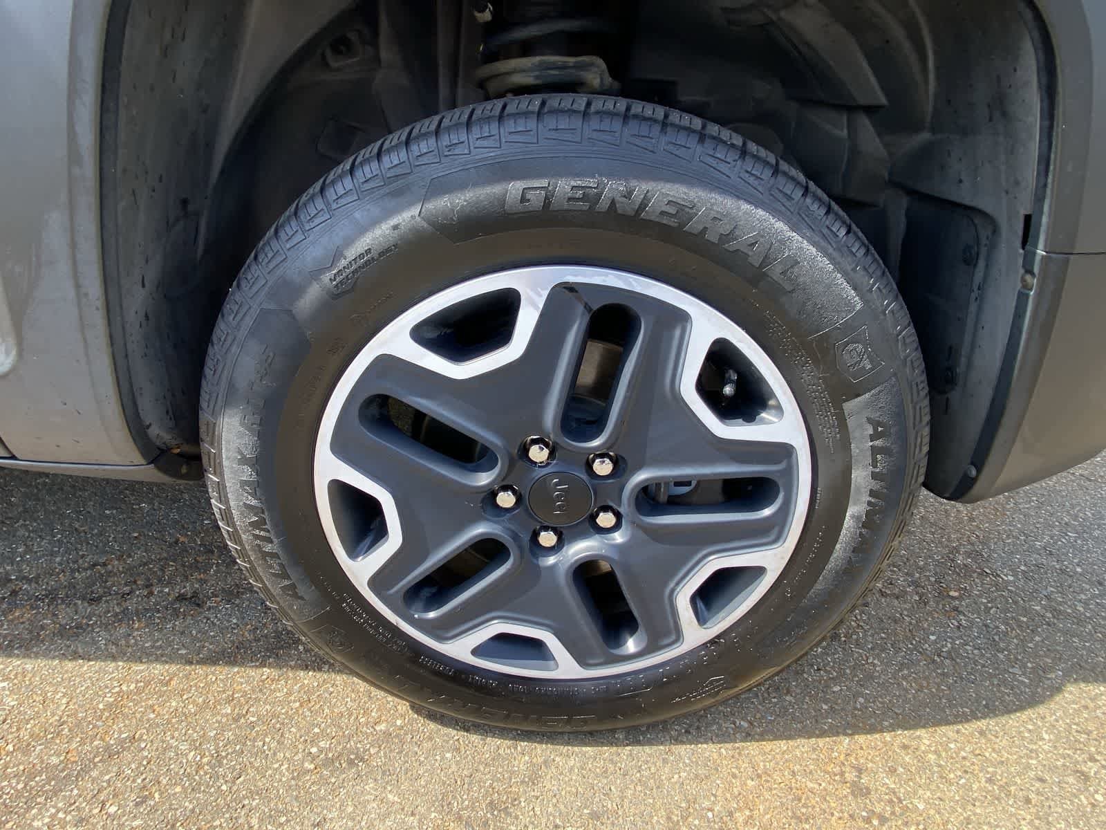 Thumbnail: 2016 Jeep Renegade - 14