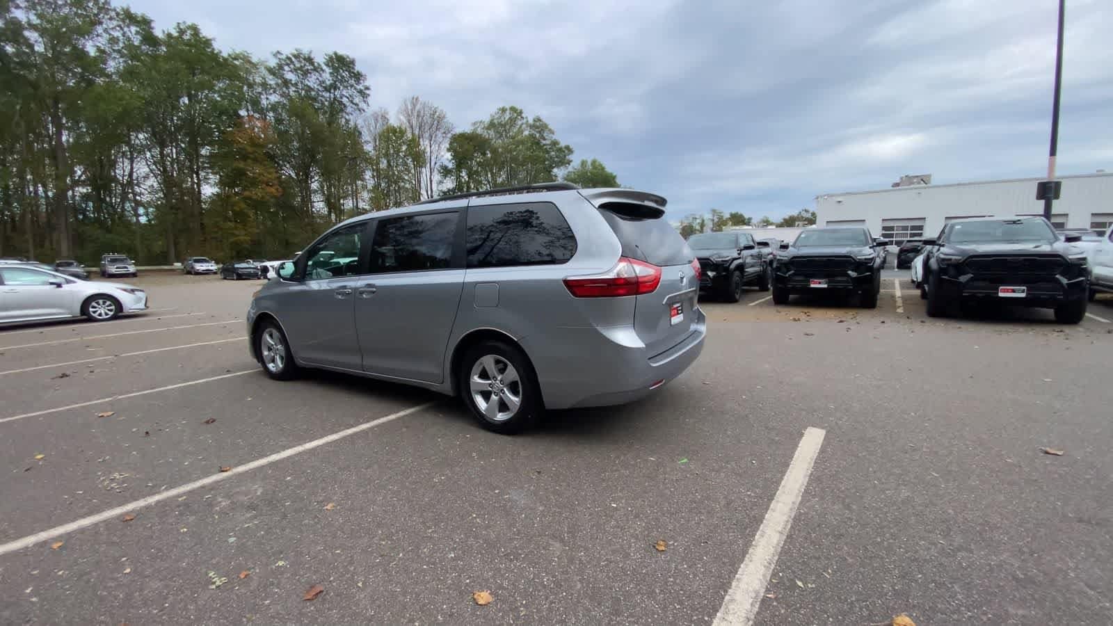 Thumbnail: 2015 Toyota Sienna - 7
