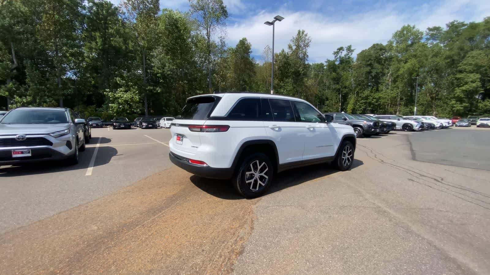 Thumbnail: 2024 Jeep Grand Cherokee - 9