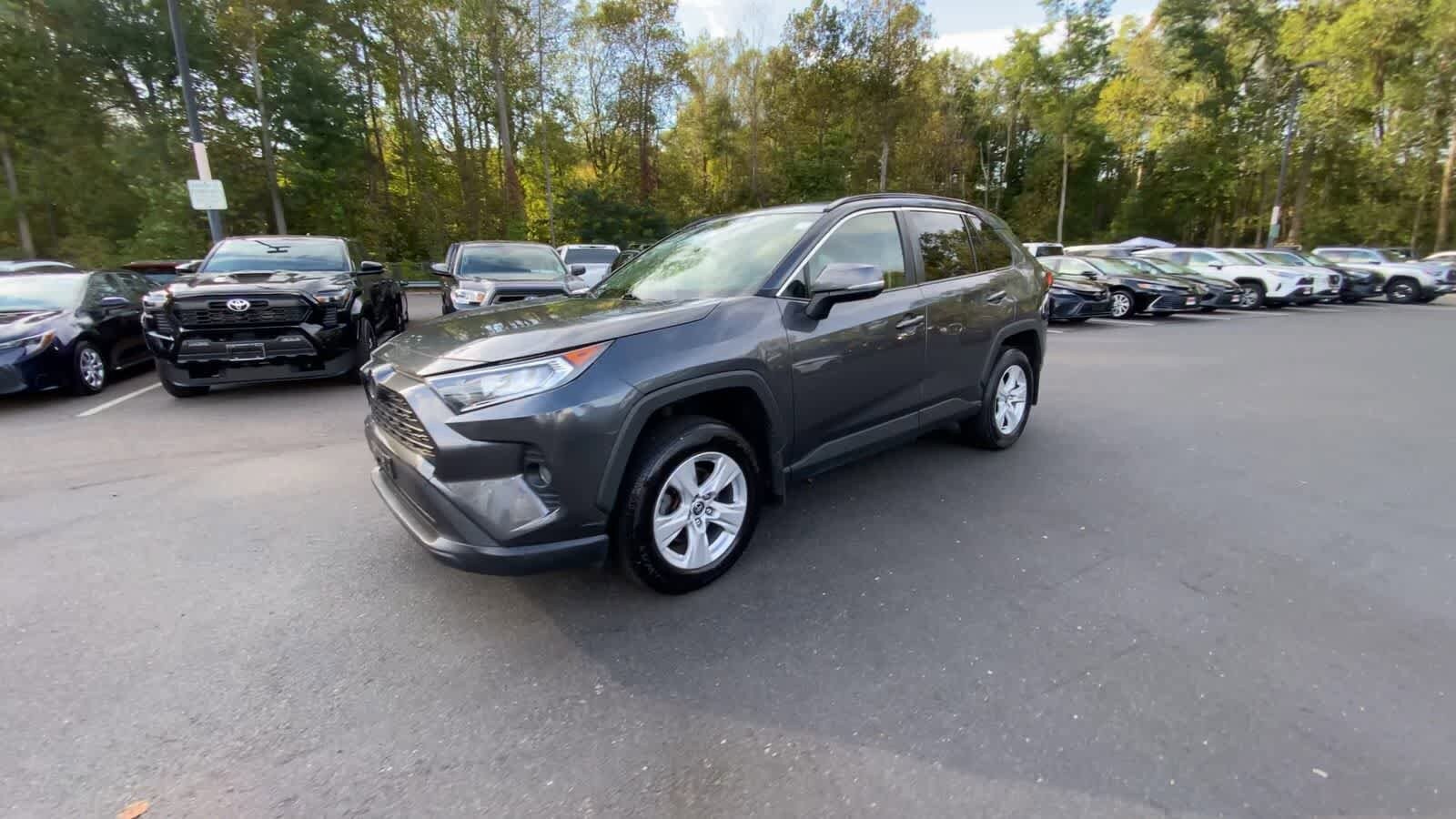 2020 Toyota RAV4 XLE photo 3