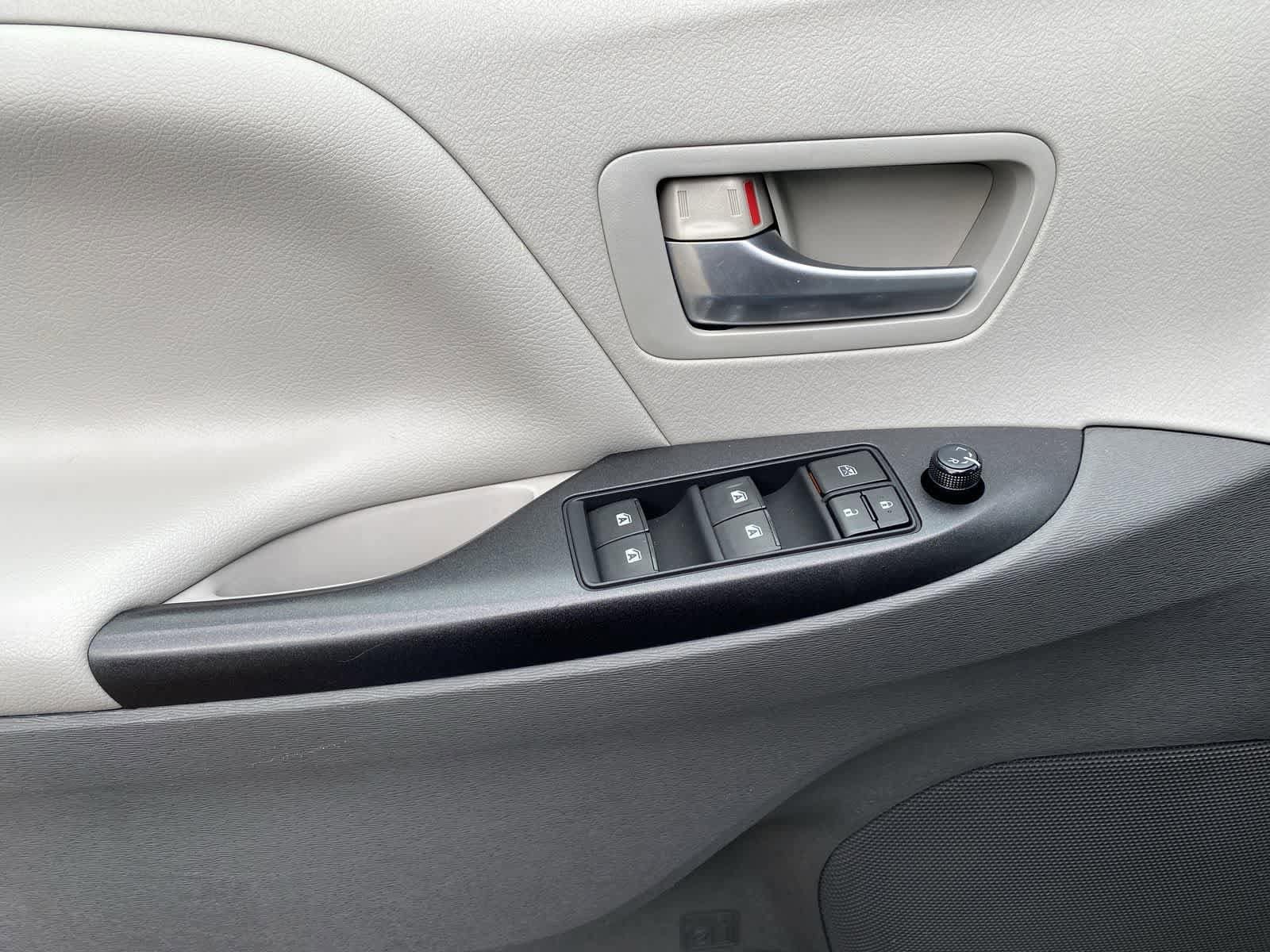 Thumbnail: 2015 Toyota Sienna - 16