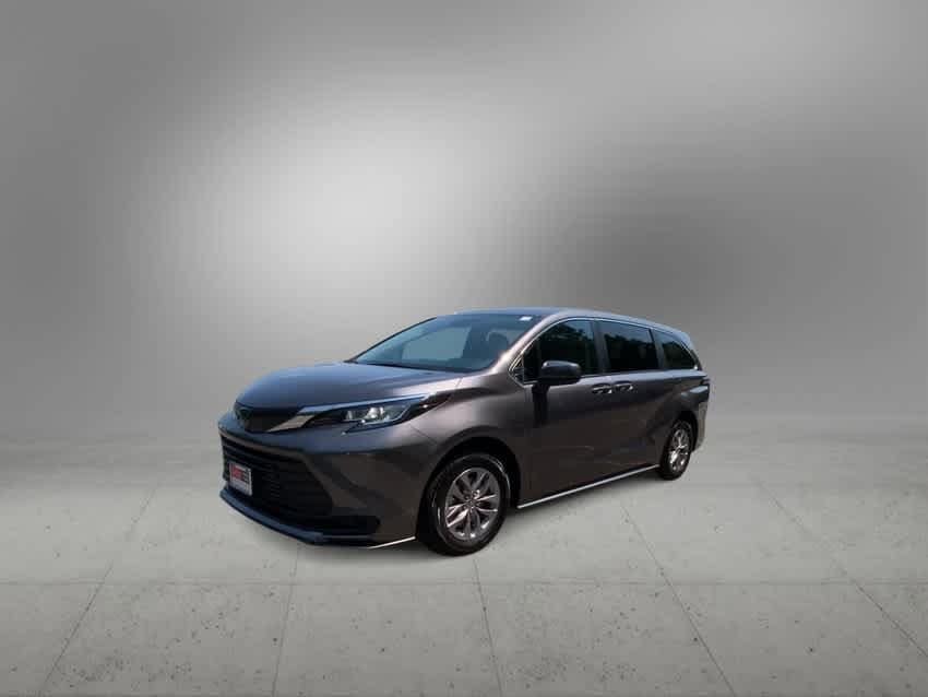 2023 Toyota Sienna LE 4