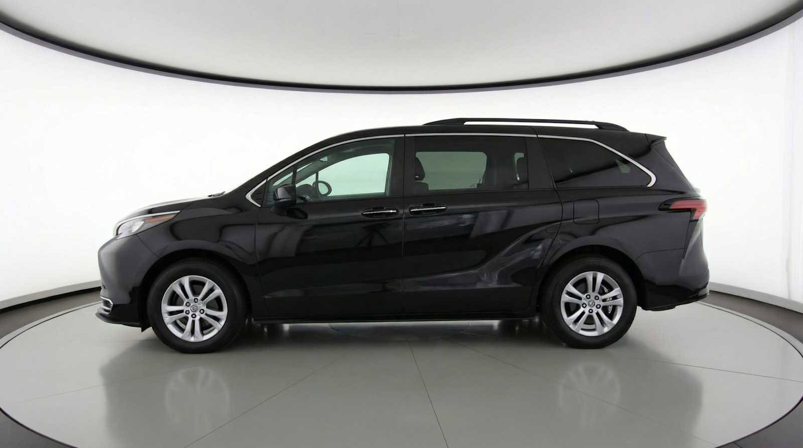 Thumbnail: 2023 Toyota Sienna - 4