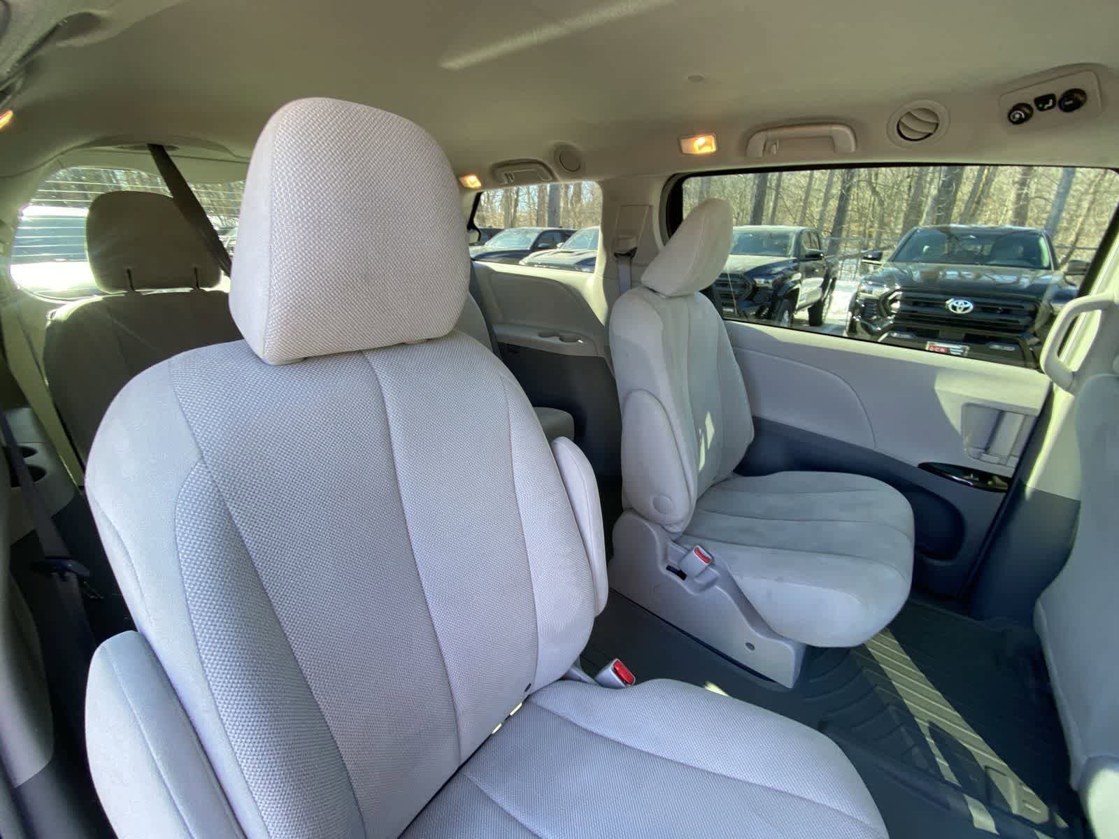 Thumbnail: 2013 Toyota Sienna - 31