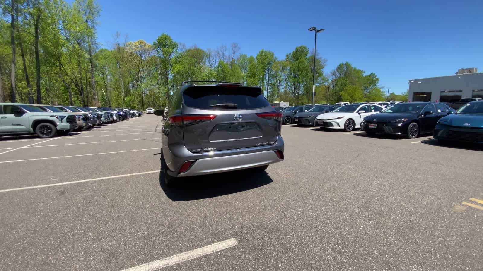 Thumbnail: 2023 Toyota Highlander - 8