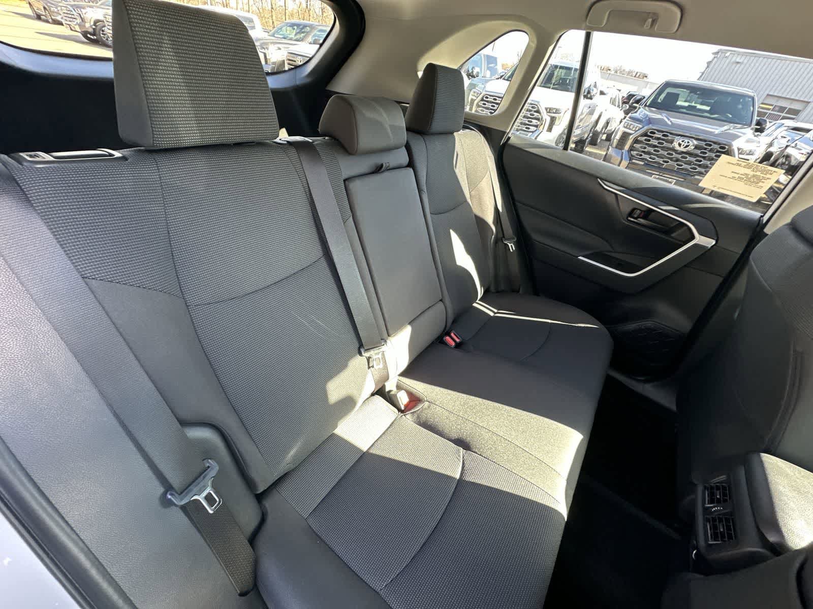 Thumbnail: 2025 Toyota RAV4 - 32