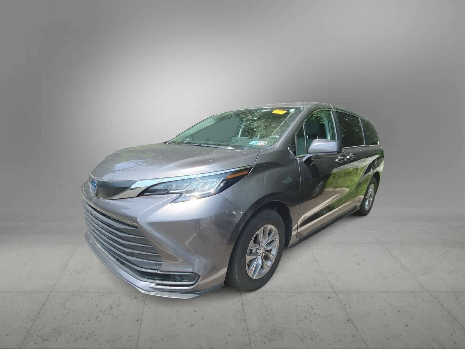 2023 Toyota Sienna LE Hero Image