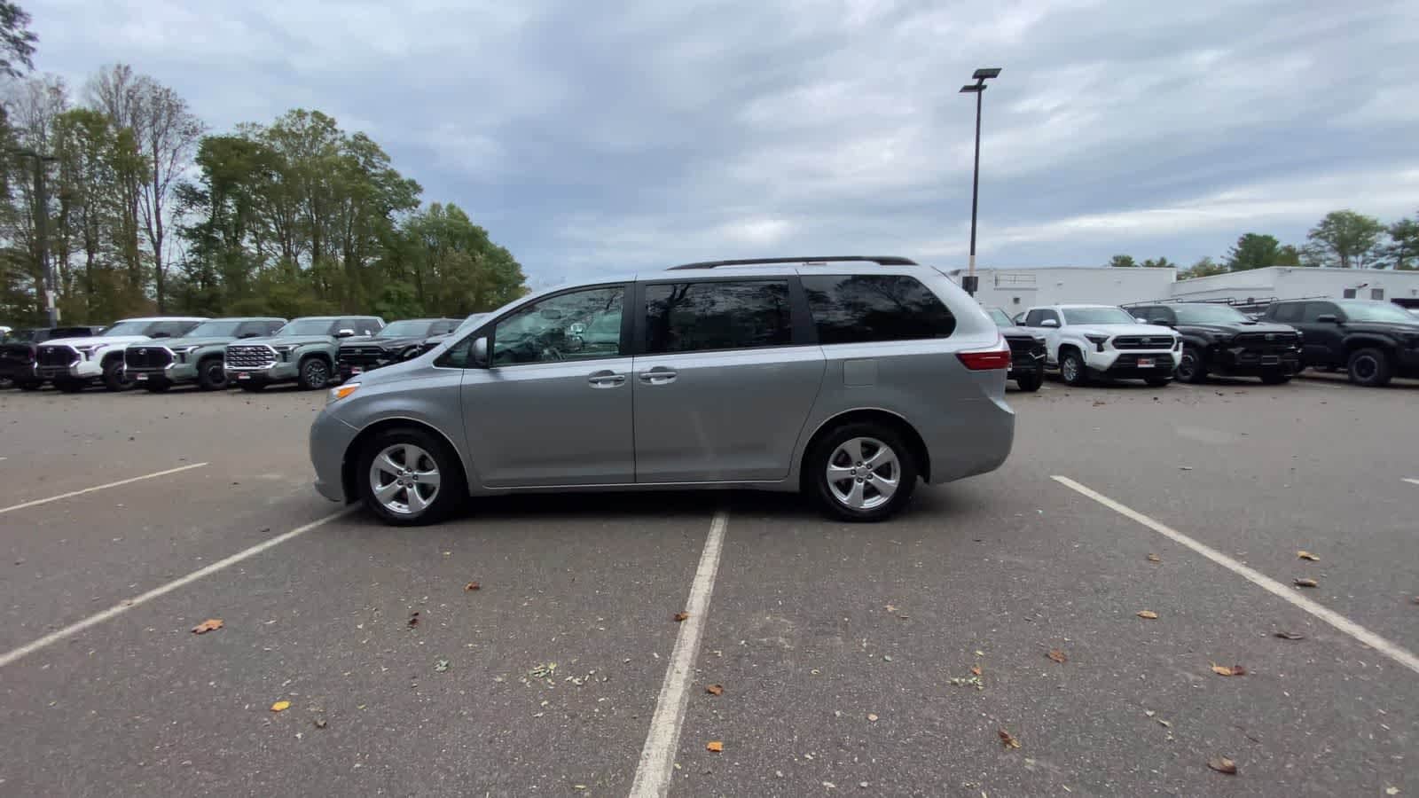 Thumbnail: 2015 Toyota Sienna - 6