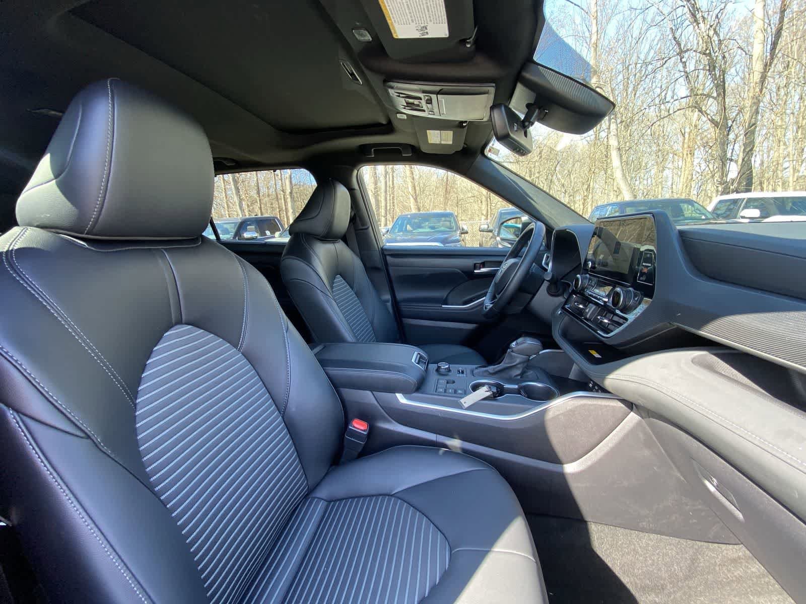 Thumbnail: 2025 Toyota Highlander - 24