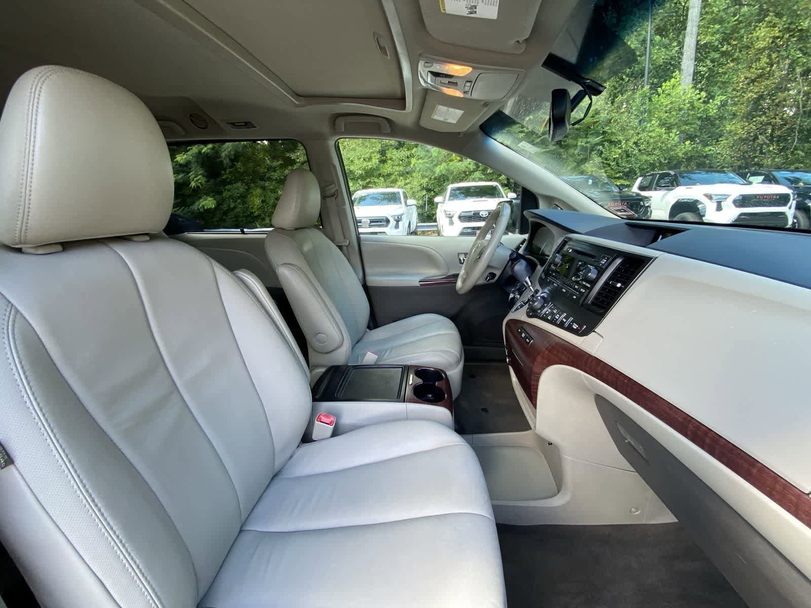 Thumbnail: 2014 Toyota Sienna - 21