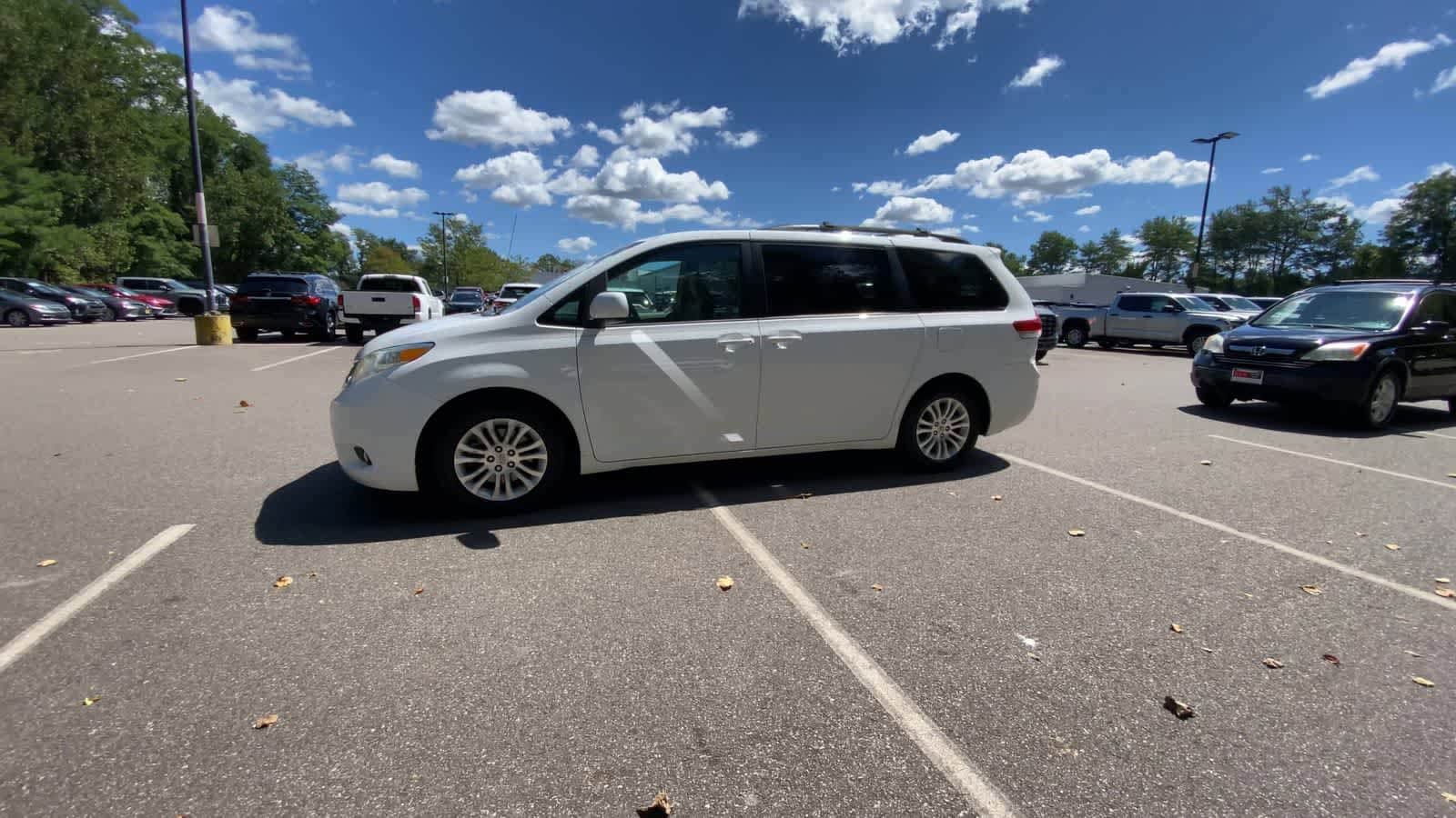 Thumbnail: 2014 Toyota Sienna - 6