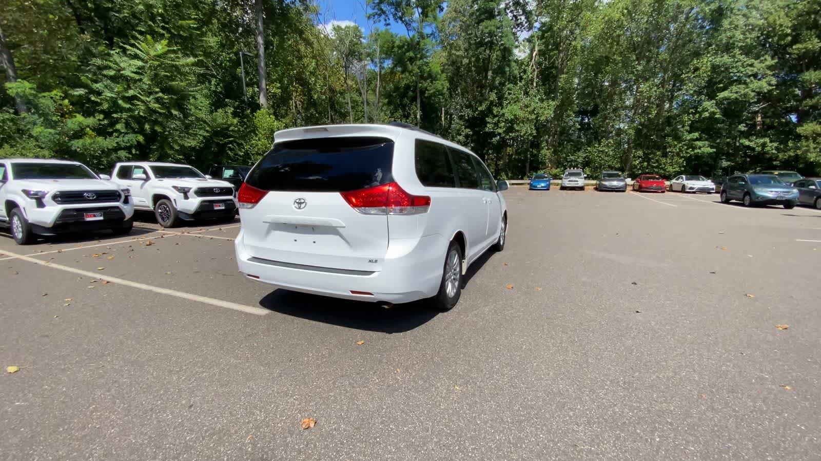 Thumbnail: 2014 Toyota Sienna - 9