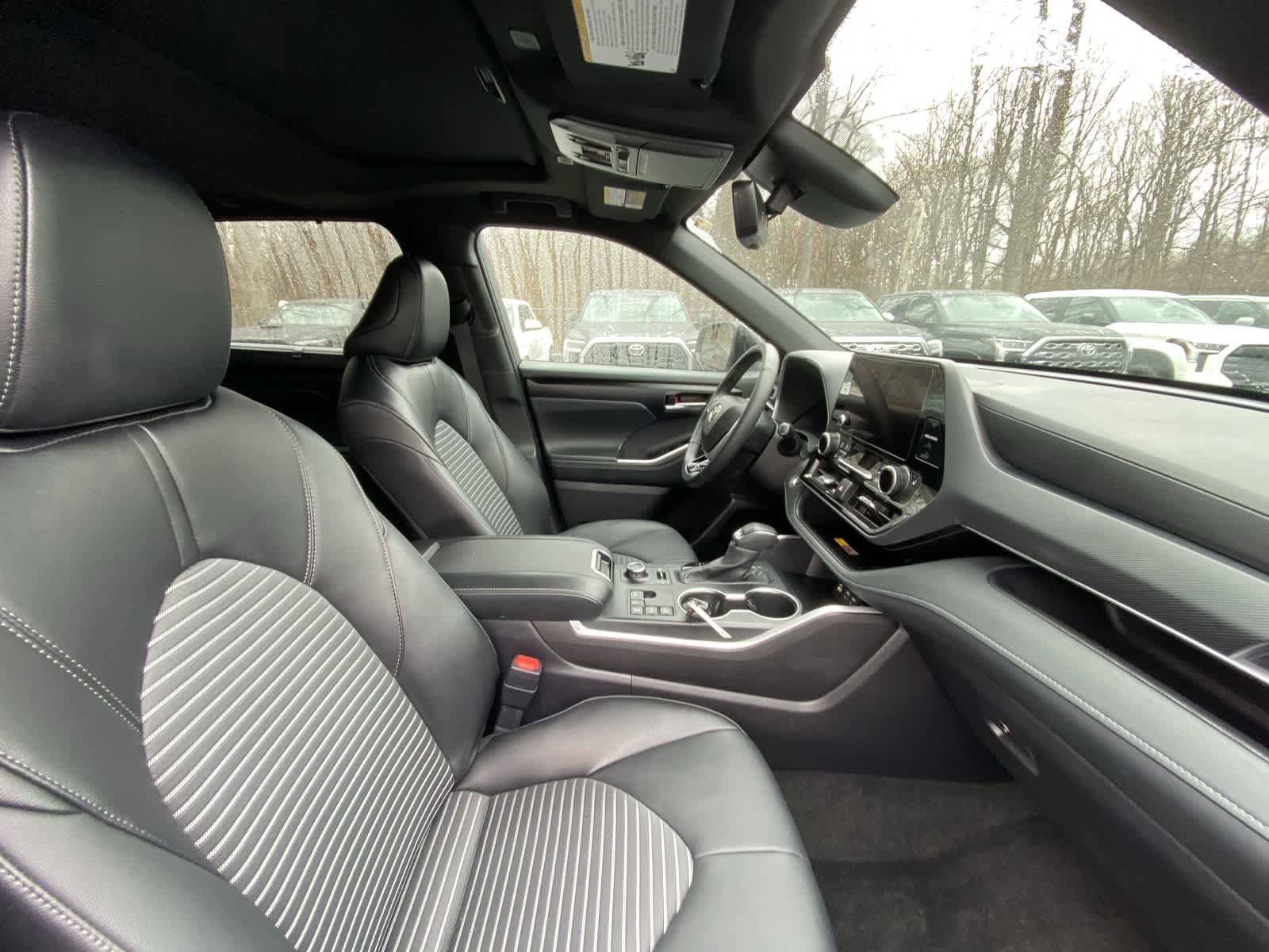 Thumbnail: 2025 Toyota Highlander - 25