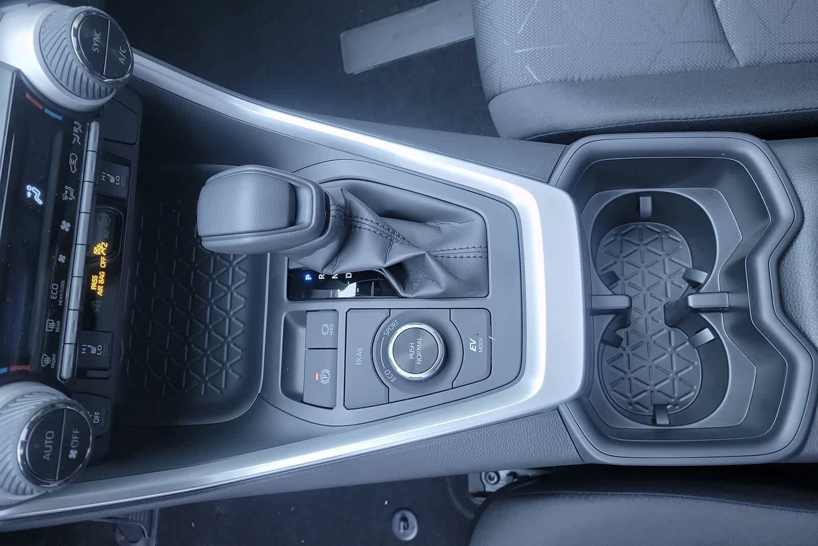 2025 Toyota RAV4 XLE 26