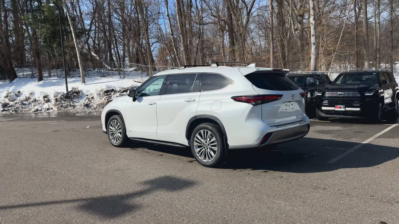 Thumbnail: 2025 Toyota Highlander - 6