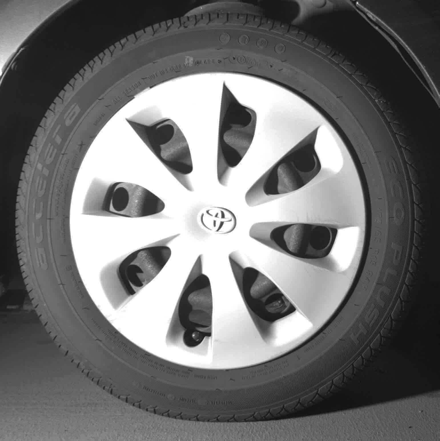 Thumbnail: 2012 Toyota Prius c - 9