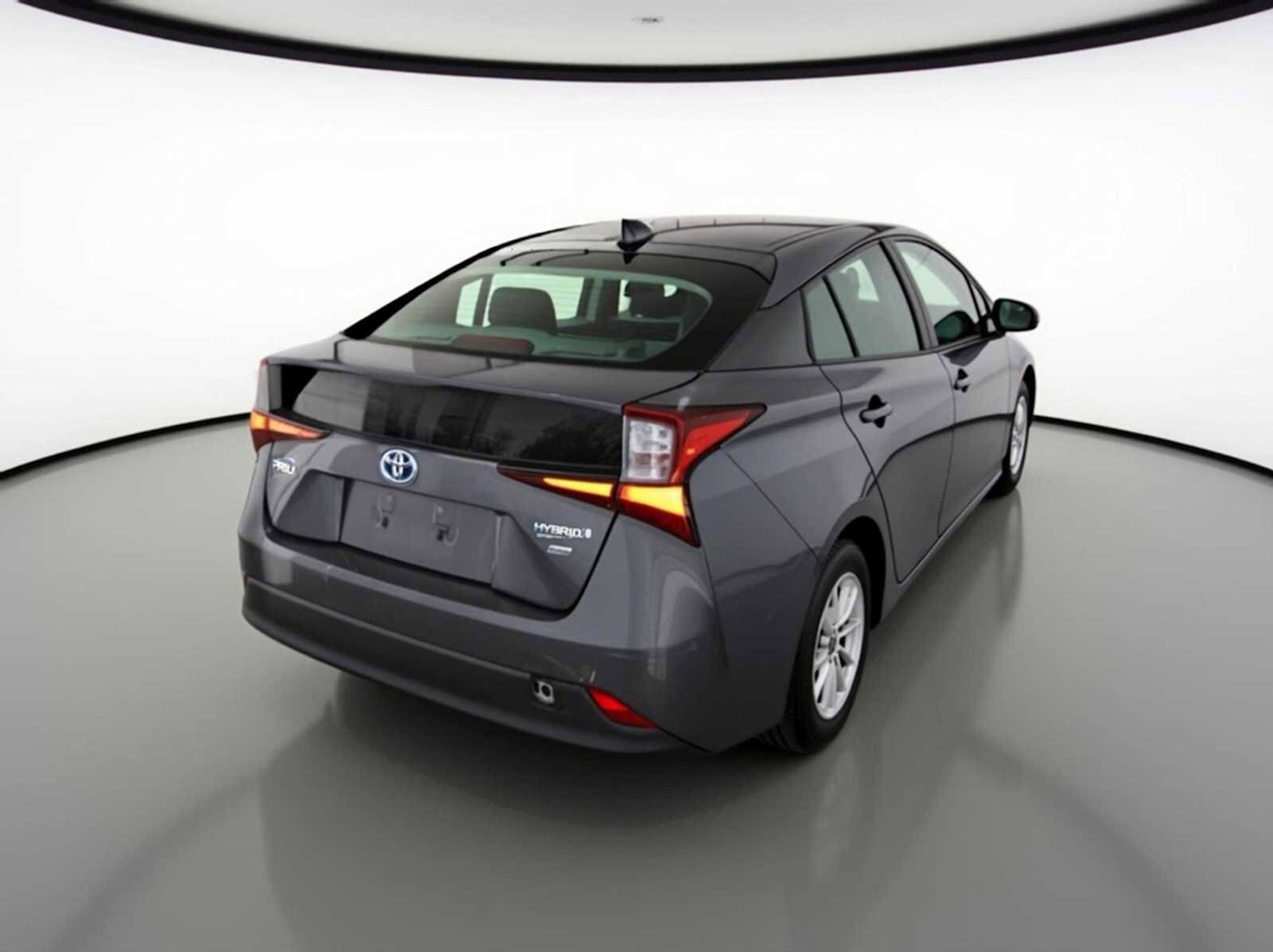 2020 Toyota Prius L photo 2