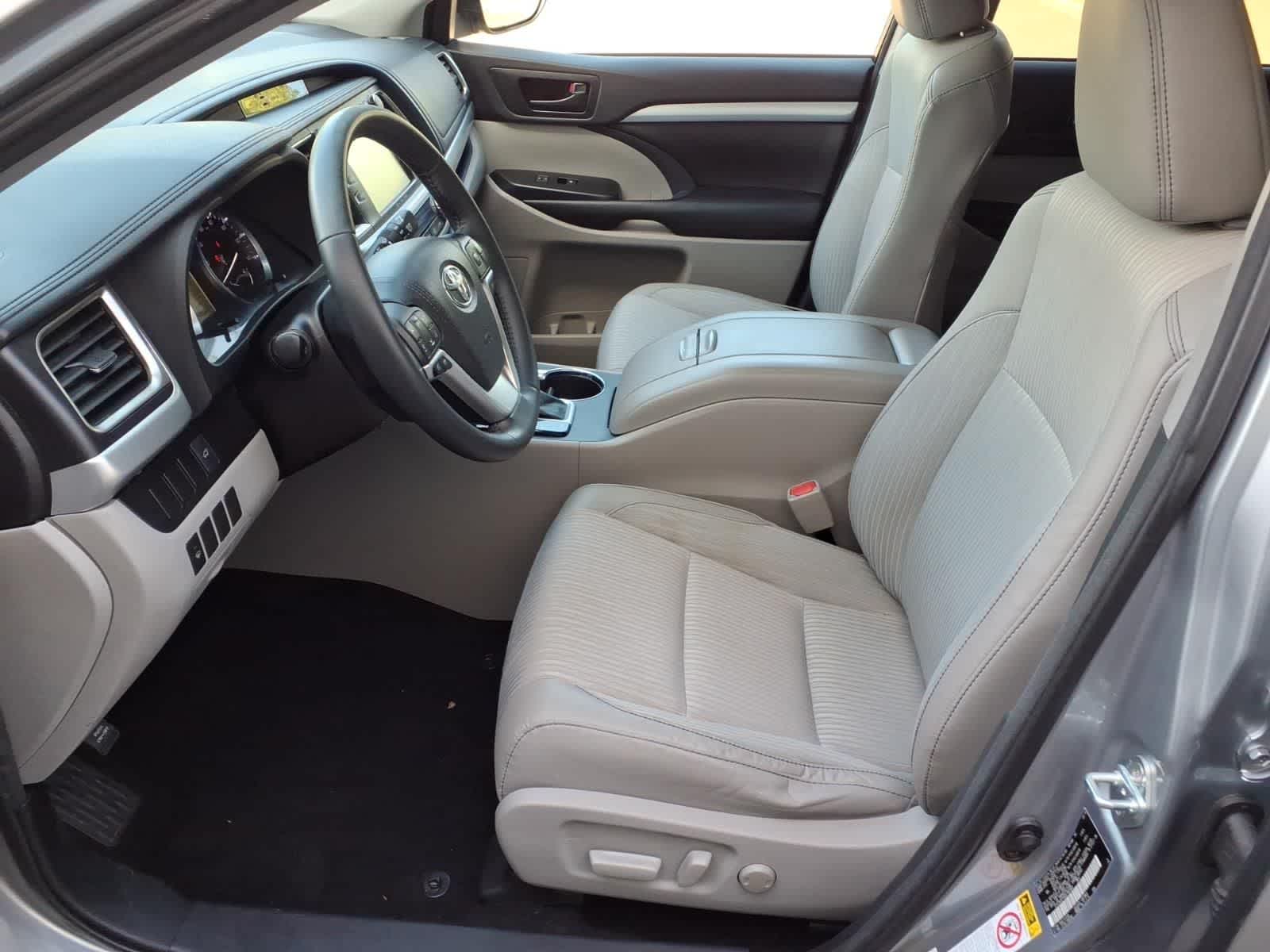 Thumbnail: 2016 Toyota Highlander - 16