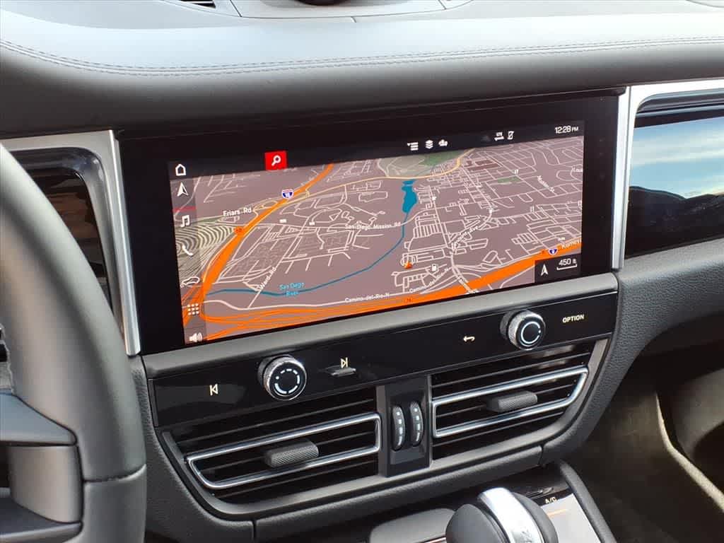 Thumbnail: 2022 Porsche Macan - 22